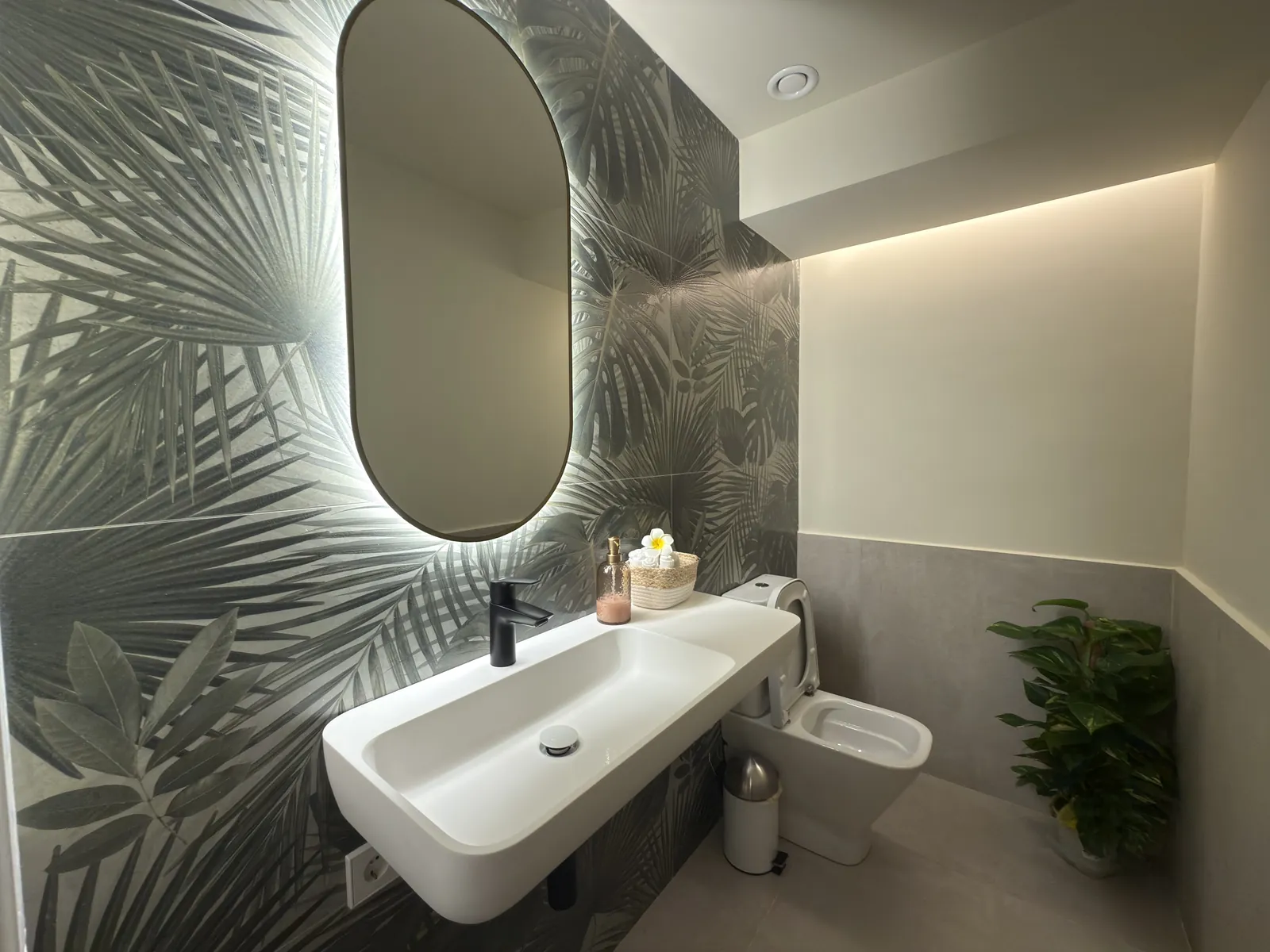 Bathroom at the Baan Pho massage studio