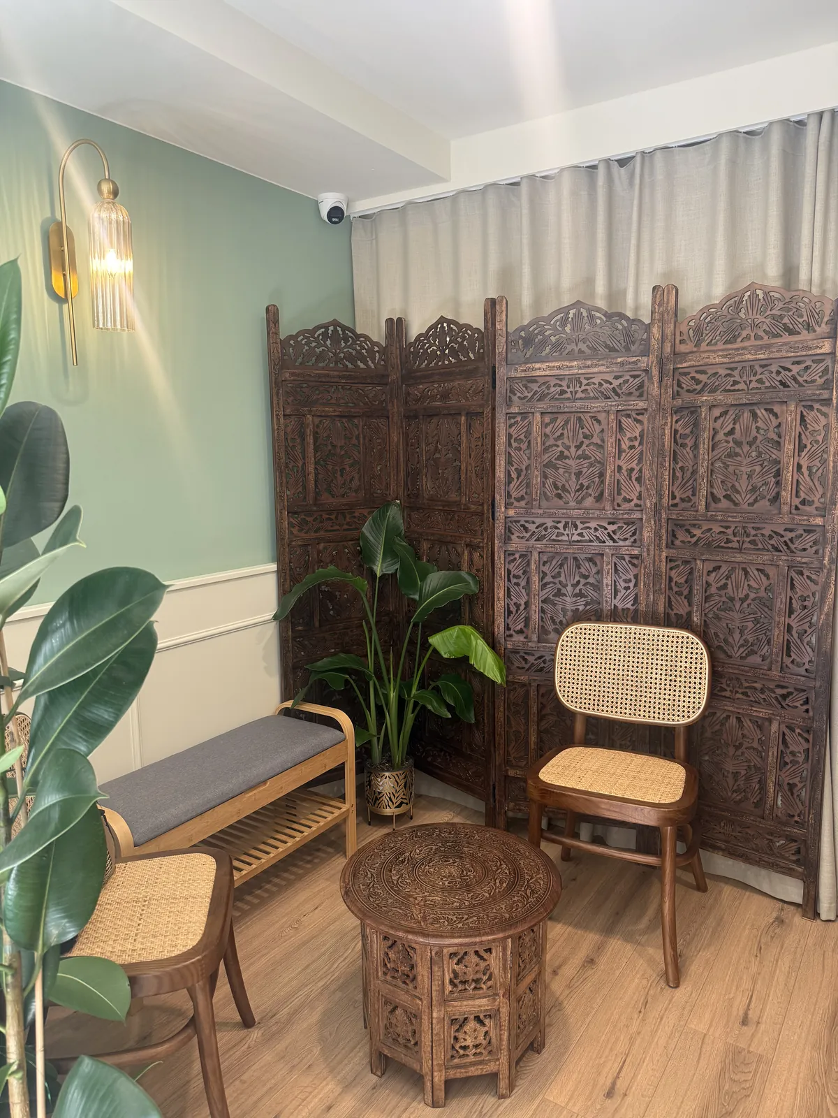 Waiting corner with a carved screen at Baan Pho