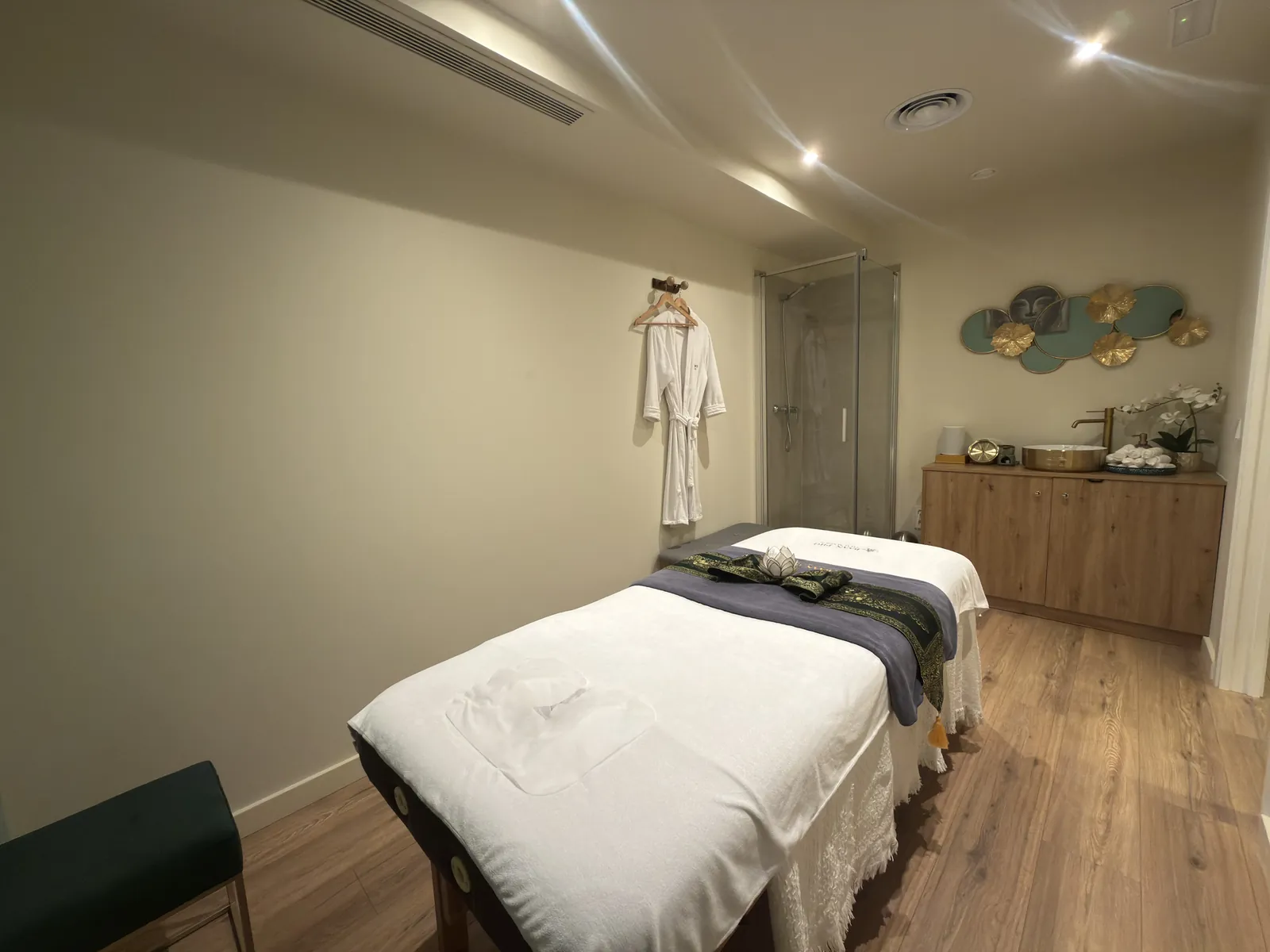 Massage room with two tables at Baan Pho, Girona